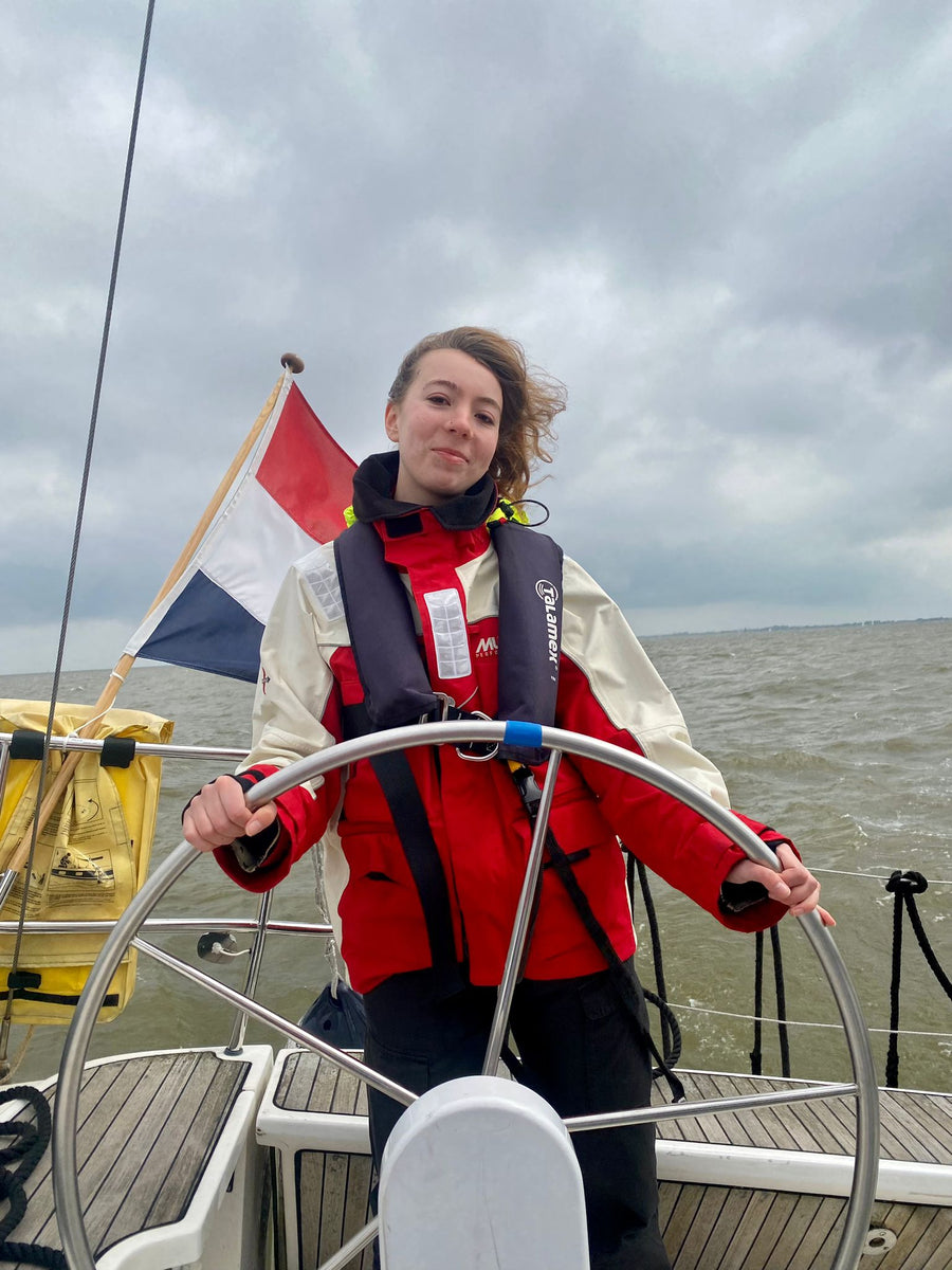 Beginner sailing courses in the Netherlands, perfect for first-time sailors learning to sail confidently.